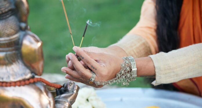 Salisha Aya, Puja spirituelle Praxis