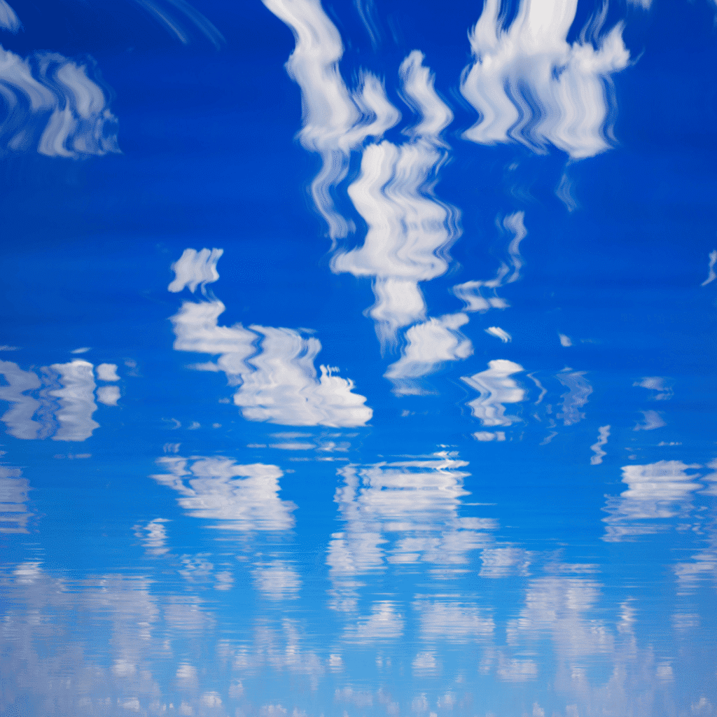 Himmel und Wolken Spiegelung in Wasser, Symbolbild, Jenseits, c: goinyk von Getty Images