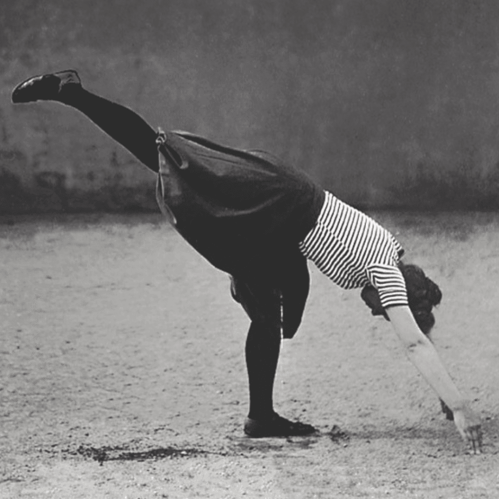 Schwarz-weiß-Bild von Frau, die eine Gymnastikübung macht, Symbolbild für Weibliche Wurzeln in Somatics, c: Heinrich Hamann von Europeana CC0 Images via Canva
