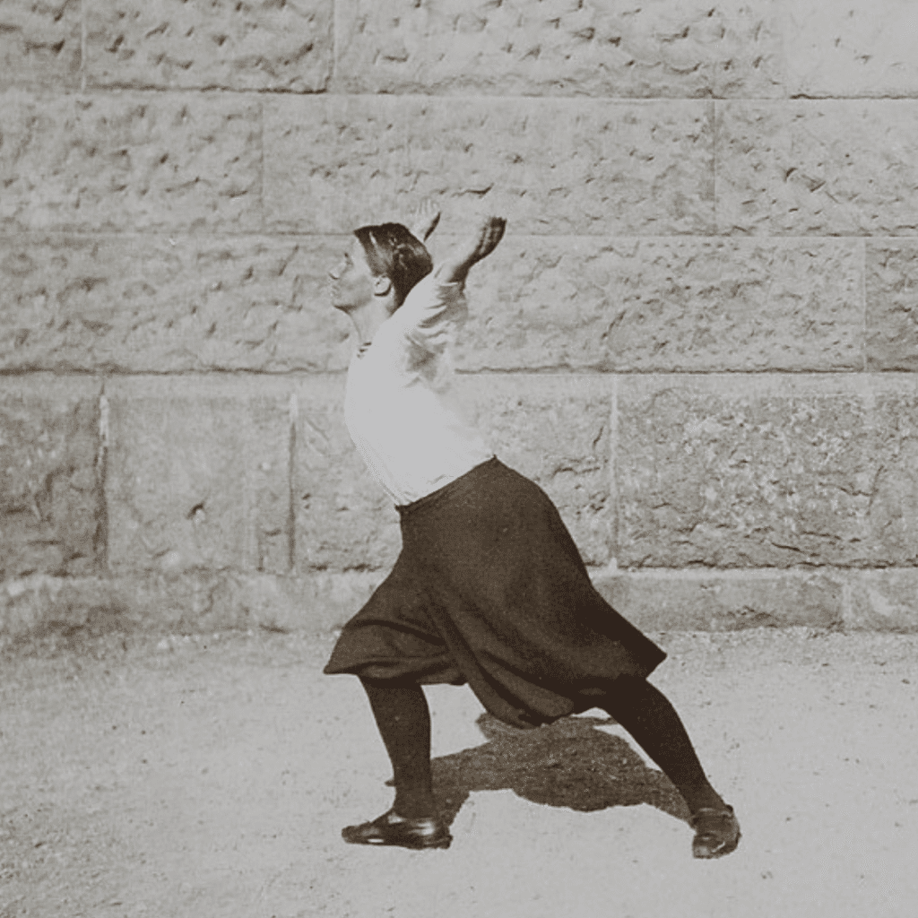 Schwarz-weiß-Bild von Frau, die eine Gymnastikübung macht, Symbolbild, c: Heinrich Hamann von Europeana CC0 Images via Canva