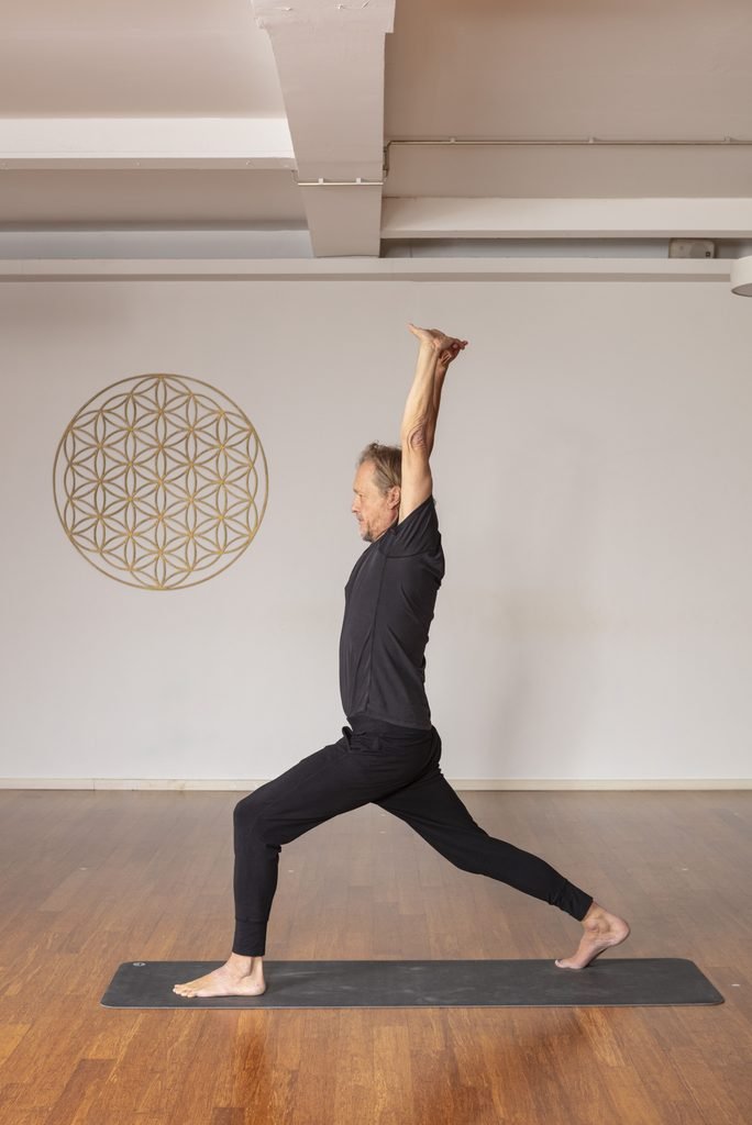 Ausfallschritt Yoga Praxis mit Patrick Broome