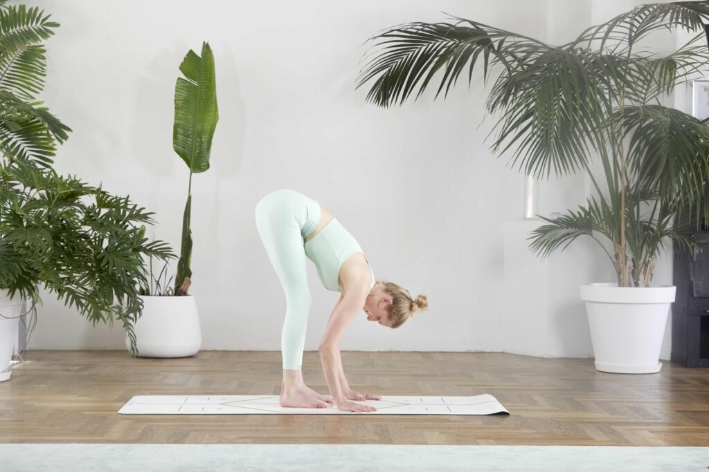 Dr. Svenja Borchers, stehende Vorwärtsbeuge, Neurozentriertes Yoga Koordination, Fotocredit: Nela König