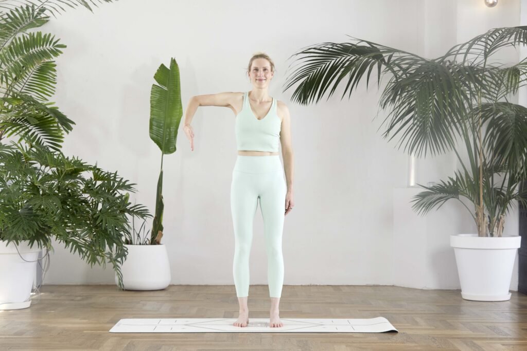 Dr. Svenja Borchers, Schulter-Innenrotation, Neurozentriertes Yoga Koordination, Fotocredit: Nela König
