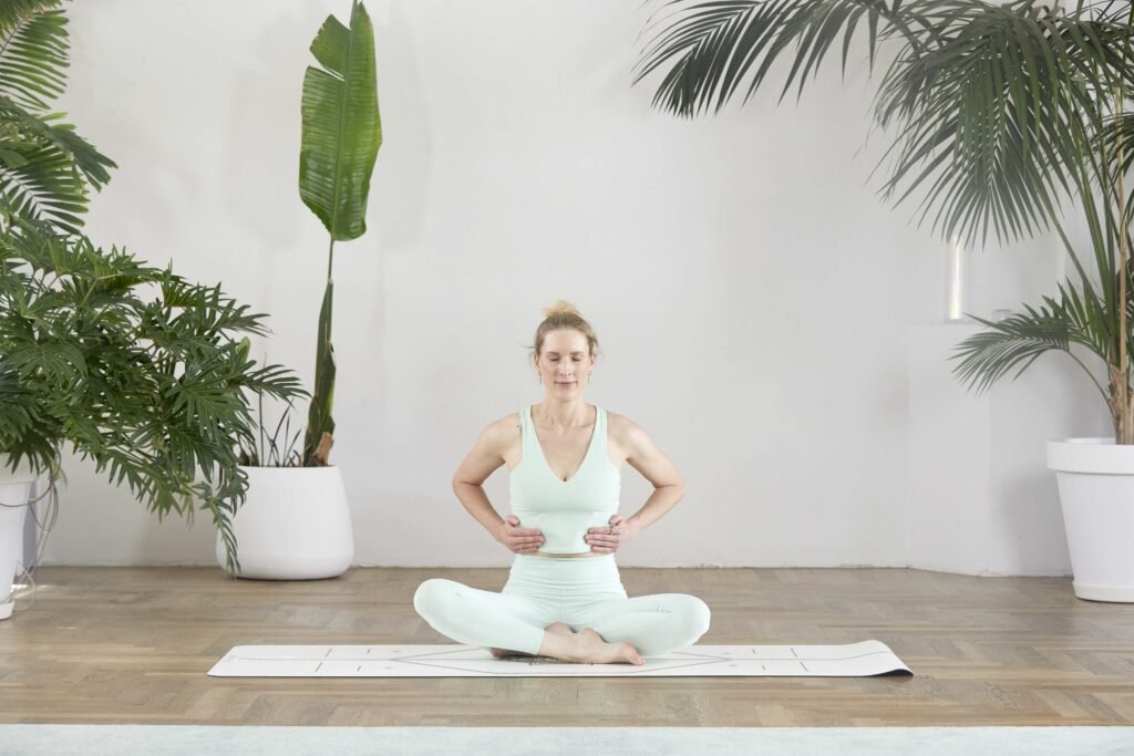 Dr. Svenja Borchers, Hände auf den Rippen, Neurozentriertes Yoga Koordination, Fotocredit: Nela König